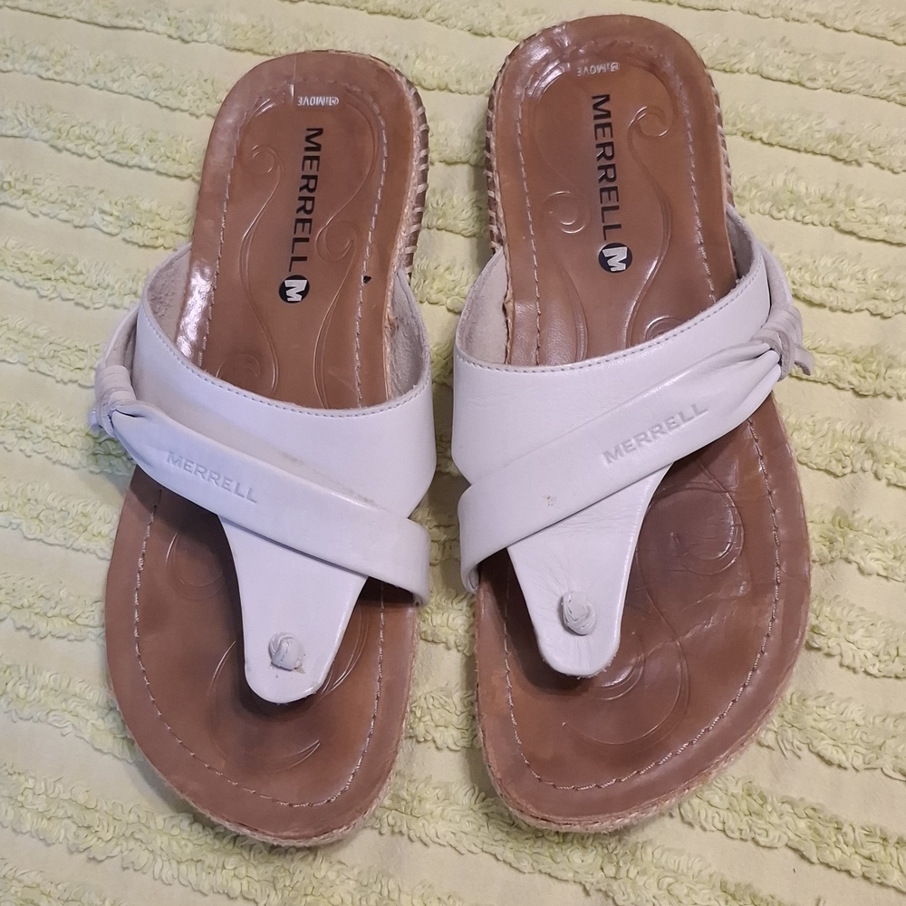 Merrell sz 7-7.5, creamy white, whisper, leather thong sandals.  New condition.